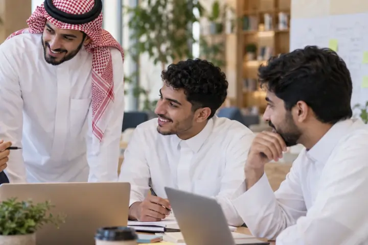 نقاش وتوجيه — قص مختلف من صورة التعاون المولدة